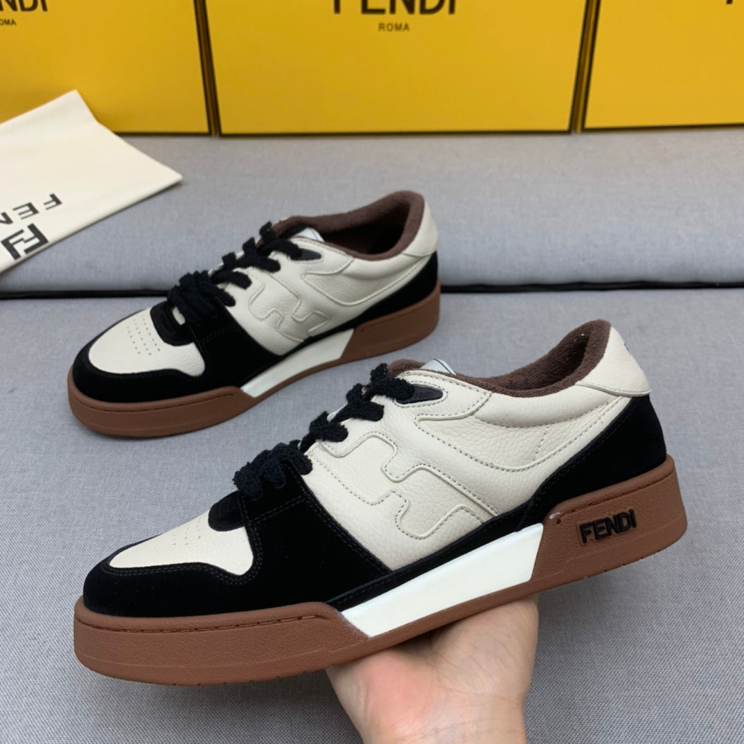 新款芬迪FENDI MATCH 男士白黑麂皮低筒鞋Fendi Match緊湊設計運動鞋，鞋舌帶復古標籤。側邊飾有FF圖案縫線，鞋底Fendi字樣壓紋。白色搭配黑色麂皮材質，搭配米色皮革細節。飾有淺灰咖毛圈鞋口和鞋帶。帶有米灰減震材質的橡膠包覆鞋底。配備用白色毛圈鞋帶碼數：39-40-41-42-43-44# 正常碼數原盒包裝