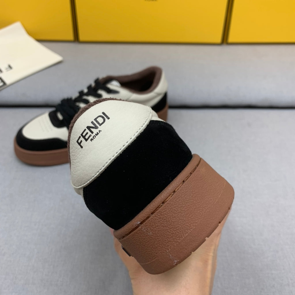 新款芬迪FENDI MATCH 男士白黑麂皮低筒鞋Fendi Match緊湊設計運動鞋，鞋舌帶復古標籤。側邊飾有FF圖案縫線，鞋底Fendi字樣壓紋。白色搭配黑色麂皮材質，搭配米色皮革細節。飾有淺灰咖毛圈鞋口和鞋帶。帶有米灰減震材質的橡膠包覆鞋底。配備用白色毛圈鞋帶碼數：39-40-41-42-43-44# 正常碼數原盒包裝