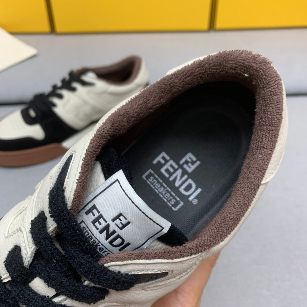 新款芬迪FENDI MATCH 男士白黑麂皮低筒鞋Fendi Match緊湊設計運動鞋，鞋舌帶復古標籤。側邊飾有FF圖案縫線，鞋底Fendi字樣壓紋。白色搭配黑色麂皮材質，搭配米色皮革細節。飾有淺灰咖毛圈鞋口和鞋帶。帶有米灰減震材質的橡膠包覆鞋底。配備用白色毛圈鞋帶碼數：39-40-41-42-43-44# 正常碼數原盒包裝