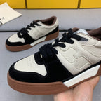 新款芬迪FENDI MATCH 男士白黑麂皮低筒鞋Fendi Match緊湊設計運動鞋，鞋舌帶復古標籤。側邊飾有FF圖案縫線，鞋底Fendi字樣壓紋。白色搭配黑色麂皮材質，搭配米色皮革細節。飾有淺灰咖毛圈鞋口和鞋帶。帶有米灰減震材質的橡膠包覆鞋底。配備用白色毛圈鞋帶碼數：39-40-41-42-43-44# 正常碼數原盒包裝