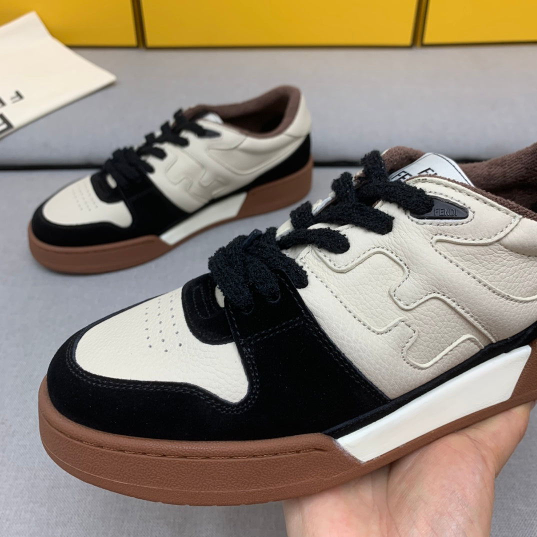 新款芬迪FENDI MATCH 男士白黑麂皮低筒鞋Fendi Match緊湊設計運動鞋，鞋舌帶復古標籤。側邊飾有FF圖案縫線，鞋底Fendi字樣壓紋。白色搭配黑色麂皮材質，搭配米色皮革細節。飾有淺灰咖毛圈鞋口和鞋帶。帶有米灰減震材質的橡膠包覆鞋底。配備用白色毛圈鞋帶碼數：39-40-41-42-43-44# 正常碼數原盒包裝