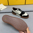 新款芬迪FENDI MATCH 男士白黑麂皮低筒鞋Fendi Match緊湊設計運動鞋，鞋舌帶復古標籤。側邊飾有FF圖案縫線，鞋底Fendi字樣壓紋。白色搭配黑色麂皮材質，搭配米色皮革細節。飾有淺灰咖毛圈鞋口和鞋帶。帶有米灰減震材質的橡膠包覆鞋底。配備用白色毛圈鞋帶碼數：39-40-41-42-43-44# 正常碼數原盒包裝