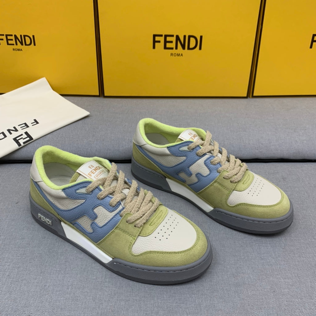 淺綠灰搶先官網的顏色這個搭配搭配絕了新款芬迪FENDI MATCH男士薄荷灰麂皮低筒鞋Fendi Match緊湊設計運動鞋，鞋舌帶復古標籤。側邊飾有FF圖案縫線，鞋底Fendi字樣壓紋。薄荷灰藍麂皮材質，搭配米色皮革細節。飾有薄荷毛圈鞋口和鞋帶。帶有米灰減震材質的橡膠包覆鞋底。配備用白色毛圈鞋帶碼數：39-40-41-42-43-44# 正常碼數原盒包裝
