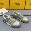 淺綠灰搶先官網的顏色這個搭配搭配絕了新款芬迪FENDI MATCH男士薄荷灰麂皮低筒鞋Fendi Match緊湊設計運動鞋，鞋舌帶復古標籤。側邊飾有FF圖案縫線，鞋底Fendi字樣壓紋。薄荷灰藍麂皮材質，搭配米色皮革細節。飾有薄荷毛圈鞋口和鞋帶。帶有米灰減震材質的橡膠包覆鞋底。配備用白色毛圈鞋帶碼數：39-40-41-42-43-44# 正常碼數原盒包裝