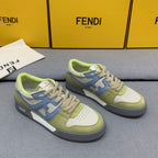 淺綠灰搶先官網的顏色這個搭配搭配絕了新款芬迪FENDI MATCH男士薄荷灰麂皮低筒鞋Fendi Match緊湊設計運動鞋，鞋舌帶復古標籤。側邊飾有FF圖案縫線，鞋底Fendi字樣壓紋。薄荷灰藍麂皮材質，搭配米色皮革細節。飾有薄荷毛圈鞋口和鞋帶。帶有米灰減震材質的橡膠包覆鞋底。配備用白色毛圈鞋帶碼數：39-40-41-42-43-44# 正常碼數原盒包裝