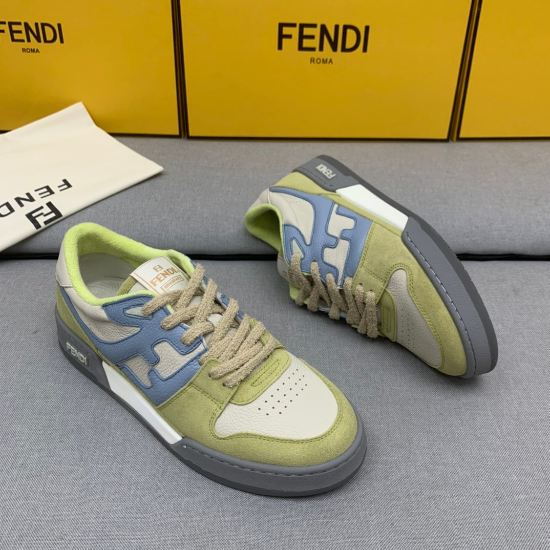 淺綠灰搶先官網的顏色這個搭配搭配絕了新款芬迪FENDI MATCH男士薄荷灰麂皮低筒鞋Fendi Match緊湊設計運動鞋，鞋舌帶復古標籤。側邊飾有FF圖案縫線，鞋底Fendi字樣壓紋。薄荷灰藍麂皮材質，搭配米色皮革細節。飾有薄荷毛圈鞋口和鞋帶。帶有米灰減震材質的橡膠包覆鞋底。配備用白色毛圈鞋帶碼數：39-40-41-42-43-44# 正常碼數原盒包裝