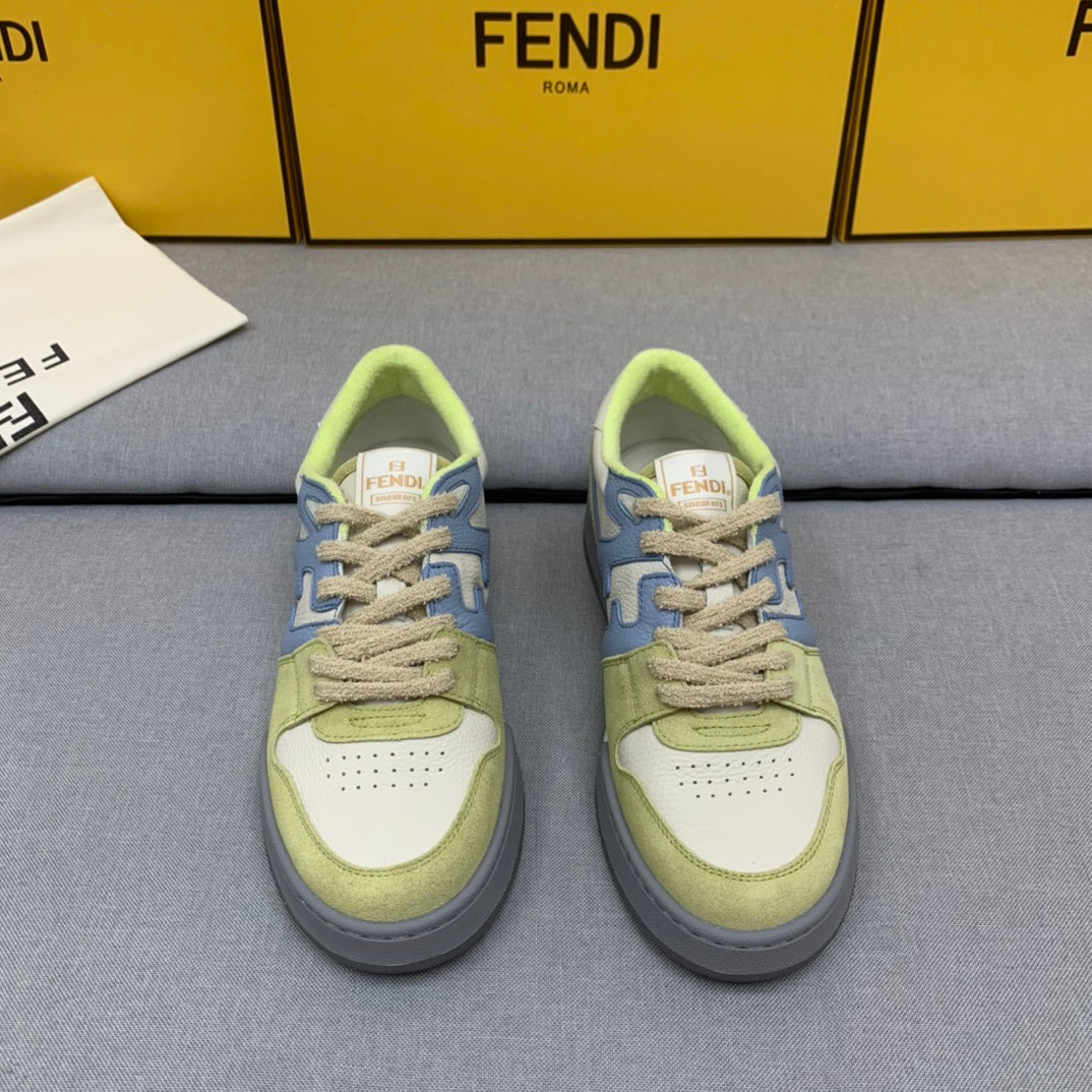 淺綠灰搶先官網的顏色這個搭配搭配絕了新款芬迪FENDI MATCH男士薄荷灰麂皮低筒鞋Fendi Match緊湊設計運動鞋，鞋舌帶復古標籤。側邊飾有FF圖案縫線，鞋底Fendi字樣壓紋。薄荷灰藍麂皮材質，搭配米色皮革細節。飾有薄荷毛圈鞋口和鞋帶。帶有米灰減震材質的橡膠包覆鞋底。配備用白色毛圈鞋帶碼數：39-40-41-42-43-44# 正常碼數原盒包裝