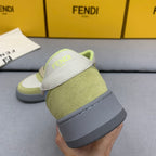 淺綠灰搶先官網的顏色這個搭配搭配絕了新款芬迪FENDI MATCH男士薄荷灰麂皮低筒鞋Fendi Match緊湊設計運動鞋，鞋舌帶復古標籤。側邊飾有FF圖案縫線，鞋底Fendi字樣壓紋。薄荷灰藍麂皮材質，搭配米色皮革細節。飾有薄荷毛圈鞋口和鞋帶。帶有米灰減震材質的橡膠包覆鞋底。配備用白色毛圈鞋帶碼數：39-40-41-42-43-44# 正常碼數原盒包裝