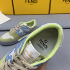淺綠灰搶先官網的顏色這個搭配搭配絕了新款芬迪FENDI MATCH男士薄荷灰麂皮低筒鞋Fendi Match緊湊設計運動鞋，鞋舌帶復古標籤。側邊飾有FF圖案縫線，鞋底Fendi字樣壓紋。薄荷灰藍麂皮材質，搭配米色皮革細節。飾有薄荷毛圈鞋口和鞋帶。帶有米灰減震材質的橡膠包覆鞋底。配備用白色毛圈鞋帶碼數：39-40-41-42-43-44# 正常碼數原盒包裝