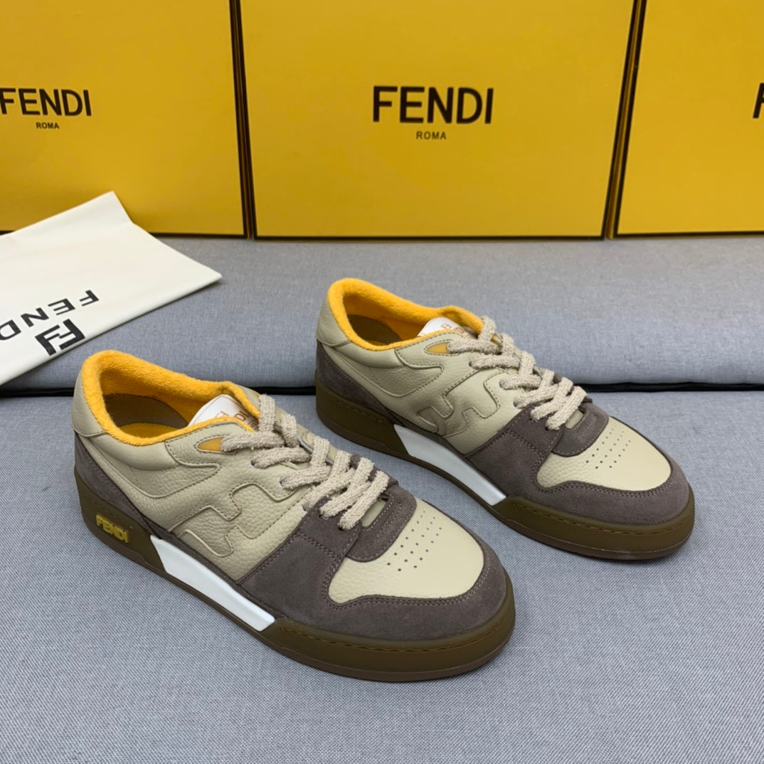 新款芬迪FENDI MATCH 男款米黃麂皮低筒鞋Fendi Match小巧設計運動鞋，鞋舌搭配復古標籤。側邊飾有FF圖案縫線，鞋底Fendi字樣壓紋。米白灰藍麂皮材質，搭配米色皮革細部。飾有黃色毛圈鞋口和鞋帶。帶有米灰減震材質的橡膠包覆鞋底。配備用白色毛圈鞋帶碼數：39-40-41-42-43-44# 正常碼數原盒包裝