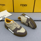 新款芬迪FENDI MATCH 男款米黃麂皮低筒鞋Fendi Match小巧設計運動鞋，鞋舌搭配復古標籤。側邊飾有FF圖案縫線，鞋底Fendi字樣壓紋。米白灰藍麂皮材質，搭配米色皮革細部。飾有黃色毛圈鞋口和鞋帶。帶有米灰減震材質的橡膠包覆鞋底。配備用白色毛圈鞋帶碼數：39-40-41-42-43-44# 正常碼數原盒包裝
