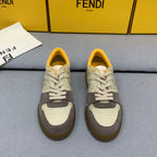 新款芬迪FENDI MATCH 男款米黃麂皮低筒鞋Fendi Match小巧設計運動鞋，鞋舌搭配復古標籤。側邊飾有FF圖案縫線，鞋底Fendi字樣壓紋。米白灰藍麂皮材質，搭配米色皮革細部。飾有黃色毛圈鞋口和鞋帶。帶有米灰減震材質的橡膠包覆鞋底。配備用白色毛圈鞋帶碼數：39-40-41-42-43-44# 正常碼數原盒包裝