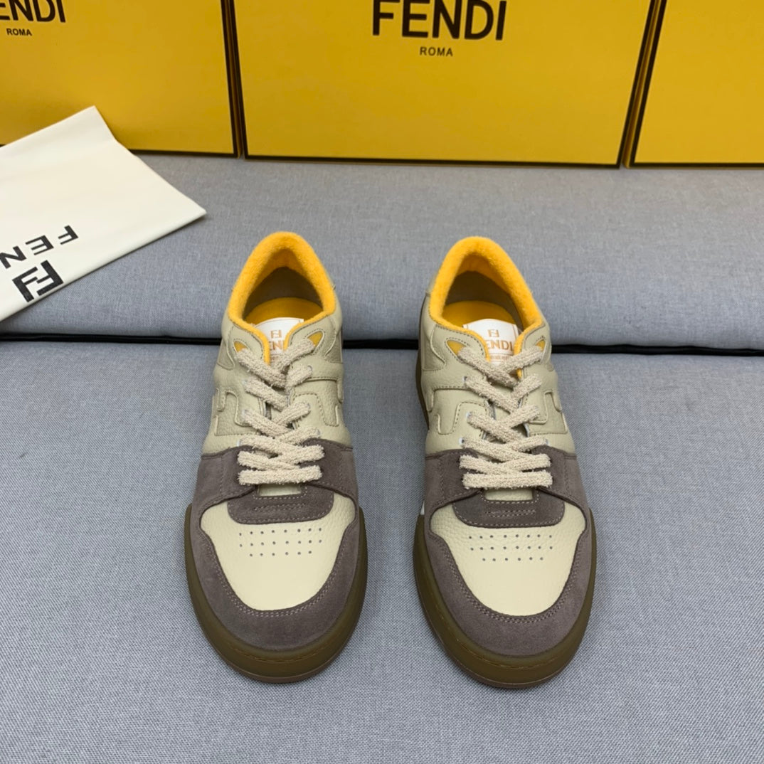 新款芬迪FENDI MATCH 男款米黃麂皮低筒鞋Fendi Match小巧設計運動鞋，鞋舌搭配復古標籤。側邊飾有FF圖案縫線，鞋底Fendi字樣壓紋。米白灰藍麂皮材質，搭配米色皮革細部。飾有黃色毛圈鞋口和鞋帶。帶有米灰減震材質的橡膠包覆鞋底。配備用白色毛圈鞋帶碼數：39-40-41-42-43-44# 正常碼數原盒包裝