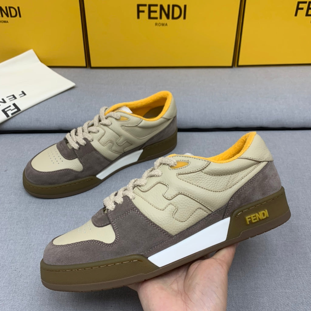 新款芬迪FENDI MATCH 男款米黃麂皮低筒鞋Fendi Match小巧設計運動鞋，鞋舌搭配復古標籤。側邊飾有FF圖案縫線，鞋底Fendi字樣壓紋。米白灰藍麂皮材質，搭配米色皮革細部。飾有黃色毛圈鞋口和鞋帶。帶有米灰減震材質的橡膠包覆鞋底。配備用白色毛圈鞋帶碼數：39-40-41-42-43-44# 正常碼數原盒包裝