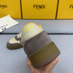 新款芬迪FENDI MATCH 男款米黃麂皮低筒鞋Fendi Match小巧設計運動鞋，鞋舌搭配復古標籤。側邊飾有FF圖案縫線，鞋底Fendi字樣壓紋。米白灰藍麂皮材質，搭配米色皮革細部。飾有黃色毛圈鞋口和鞋帶。帶有米灰減震材質的橡膠包覆鞋底。配備用白色毛圈鞋帶碼數：39-40-41-42-43-44# 正常碼數原盒包裝