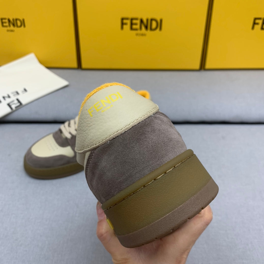 新款芬迪FENDI MATCH 男款米黃麂皮低筒鞋Fendi Match小巧設計運動鞋，鞋舌搭配復古標籤。側邊飾有FF圖案縫線，鞋底Fendi字樣壓紋。米白灰藍麂皮材質，搭配米色皮革細部。飾有黃色毛圈鞋口和鞋帶。帶有米灰減震材質的橡膠包覆鞋底。配備用白色毛圈鞋帶碼數：39-40-41-42-43-44# 正常碼數原盒包裝