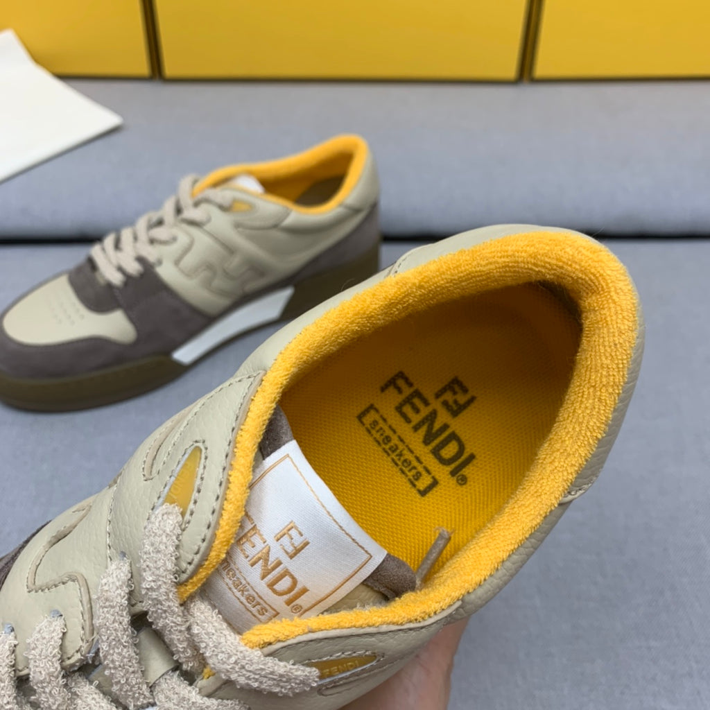 新款芬迪FENDI MATCH 男款米黃麂皮低筒鞋Fendi Match小巧設計運動鞋，鞋舌搭配復古標籤。側邊飾有FF圖案縫線，鞋底Fendi字樣壓紋。米白灰藍麂皮材質，搭配米色皮革細部。飾有黃色毛圈鞋口和鞋帶。帶有米灰減震材質的橡膠包覆鞋底。配備用白色毛圈鞋帶碼數：39-40-41-42-43-44# 正常碼數原盒包裝