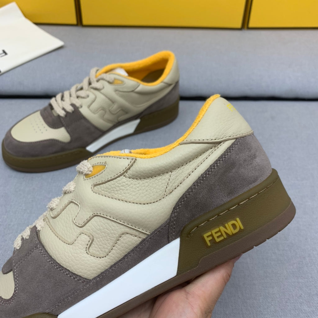 新款芬迪FENDI MATCH 男款米黃麂皮低筒鞋Fendi Match小巧設計運動鞋，鞋舌搭配復古標籤。側邊飾有FF圖案縫線，鞋底Fendi字樣壓紋。米白灰藍麂皮材質，搭配米色皮革細部。飾有黃色毛圈鞋口和鞋帶。帶有米灰減震材質的橡膠包覆鞋底。配備用白色毛圈鞋帶碼數：39-40-41-42-43-44# 正常碼數原盒包裝