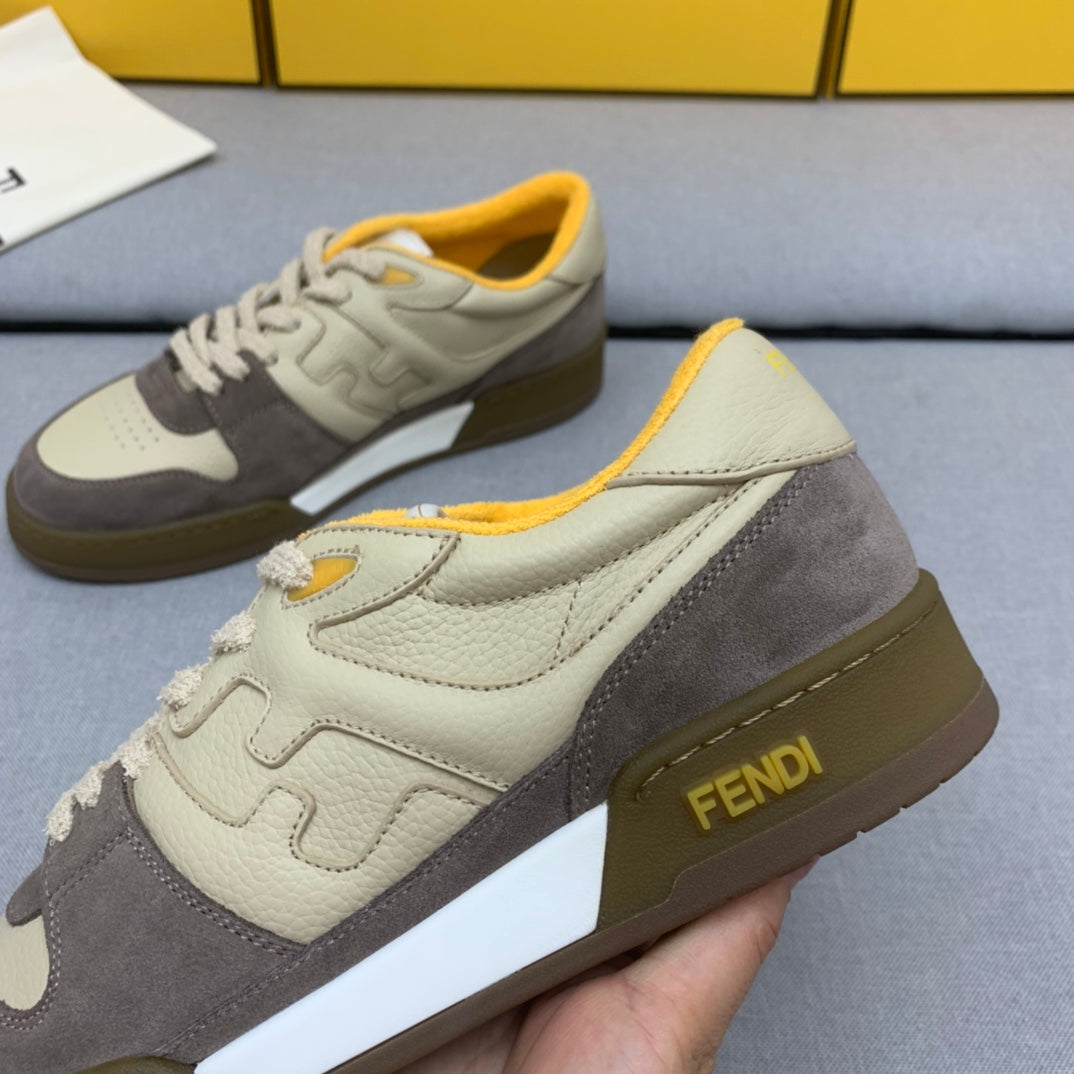 新款芬迪FENDI MATCH 男款米黃麂皮低筒鞋Fendi Match小巧設計運動鞋，鞋舌搭配復古標籤。側邊飾有FF圖案縫線，鞋底Fendi字樣壓紋。米白灰藍麂皮材質，搭配米色皮革細部。飾有黃色毛圈鞋口和鞋帶。帶有米灰減震材質的橡膠包覆鞋底。配備用白色毛圈鞋帶碼數：39-40-41-42-43-44# 正常碼數原盒包裝