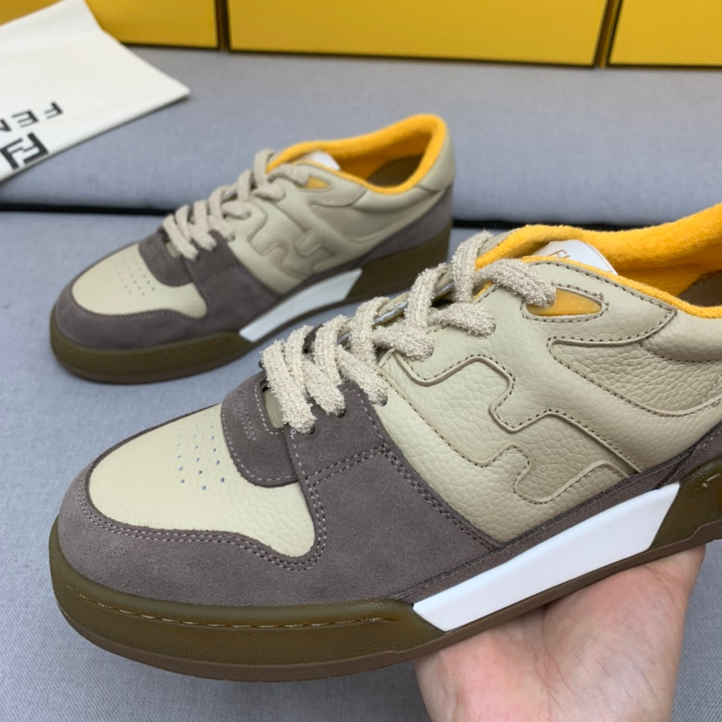 新款芬迪FENDI MATCH 男款米黃麂皮低筒鞋Fendi Match小巧設計運動鞋，鞋舌搭配復古標籤。側邊飾有FF圖案縫線，鞋底Fendi字樣壓紋。米白灰藍麂皮材質，搭配米色皮革細部。飾有黃色毛圈鞋口和鞋帶。帶有米灰減震材質的橡膠包覆鞋底。配備用白色毛圈鞋帶碼數：39-40-41-42-43-44# 正常碼數原盒包裝