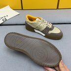 新款芬迪FENDI MATCH 男款米黃麂皮低筒鞋Fendi Match小巧設計運動鞋，鞋舌搭配復古標籤。側邊飾有FF圖案縫線，鞋底Fendi字樣壓紋。米白灰藍麂皮材質，搭配米色皮革細部。飾有黃色毛圈鞋口和鞋帶。帶有米灰減震材質的橡膠包覆鞋底。配備用白色毛圈鞋帶碼數：39-40-41-42-43-44# 正常碼數原盒包裝