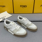 新款芬迪FENDI MATCH 男士白色麂皮低筒鞋Fendi Match緊湊設計運動鞋，鞋舌帶復古標籤。側邊飾有FF圖案縫線，鞋底Fendi字樣壓紋。灰白麂皮材質，搭配米色皮革細節。飾有白色毛圈鞋口和鞋帶。帶有米灰減震材質的橡膠包覆鞋底。配備用白色毛圈鞋帶碼數：39-40-41-42-43-44# 正常碼數原盒包裝