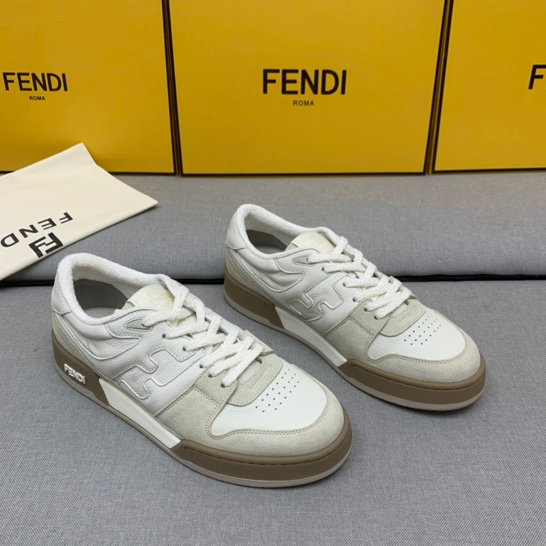 新款芬迪FENDI MATCH 男士白色麂皮低筒鞋Fendi Match緊湊設計運動鞋，鞋舌帶復古標籤。側邊飾有FF圖案縫線，鞋底Fendi字樣壓紋。灰白麂皮材質，搭配米色皮革細節。飾有白色毛圈鞋口和鞋帶。帶有米灰減震材質的橡膠包覆鞋底。配備用白色毛圈鞋帶碼數：39-40-41-42-43-44# 正常碼數原盒包裝