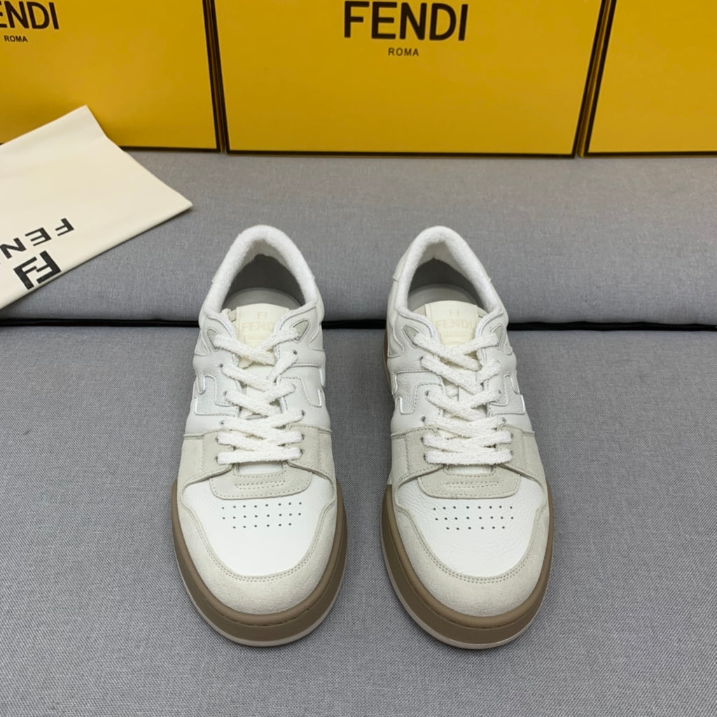 新款芬迪FENDI MATCH 男士白色麂皮低筒鞋Fendi Match緊湊設計運動鞋，鞋舌帶復古標籤。側邊飾有FF圖案縫線，鞋底Fendi字樣壓紋。灰白麂皮材質，搭配米色皮革細節。飾有白色毛圈鞋口和鞋帶。帶有米灰減震材質的橡膠包覆鞋底。配備用白色毛圈鞋帶碼數：39-40-41-42-43-44# 正常碼數原盒包裝