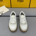 新款芬迪FENDI MATCH 男士白色麂皮低筒鞋Fendi Match緊湊設計運動鞋，鞋舌帶復古標籤。側邊飾有FF圖案縫線，鞋底Fendi字樣壓紋。灰白麂皮材質，搭配米色皮革細節。飾有白色毛圈鞋口和鞋帶。帶有米灰減震材質的橡膠包覆鞋底。配備用白色毛圈鞋帶碼數：39-40-41-42-43-44# 正常碼數原盒包裝