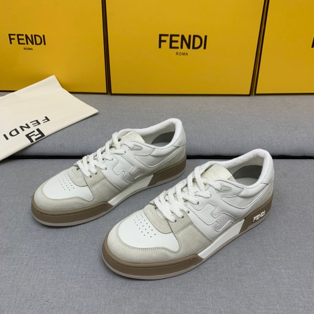 新款芬迪FENDI MATCH 男士白色麂皮低筒鞋Fendi Match緊湊設計運動鞋，鞋舌帶復古標籤。側邊飾有FF圖案縫線，鞋底Fendi字樣壓紋。灰白麂皮材質，搭配米色皮革細節。飾有白色毛圈鞋口和鞋帶。帶有米灰減震材質的橡膠包覆鞋底。配備用白色毛圈鞋帶碼數：39-40-41-42-43-44# 正常碼數原盒包裝