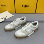 新款芬迪FENDI MATCH 男士白色麂皮低筒鞋Fendi Match緊湊設計運動鞋，鞋舌帶復古標籤。側邊飾有FF圖案縫線，鞋底Fendi字樣壓紋。灰白麂皮材質，搭配米色皮革細節。飾有白色毛圈鞋口和鞋帶。帶有米灰減震材質的橡膠包覆鞋底。配備用白色毛圈鞋帶碼數：39-40-41-42-43-44# 正常碼數原盒包裝