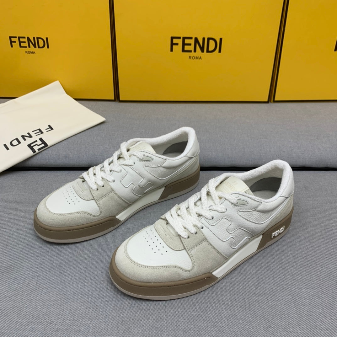 新款芬迪FENDI MATCH 男士白色麂皮低筒鞋Fendi Match緊湊設計運動鞋，鞋舌帶復古標籤。側邊飾有FF圖案縫線，鞋底Fendi字樣壓紋。灰白麂皮材質，搭配米色皮革細節。飾有白色毛圈鞋口和鞋帶。帶有米灰減震材質的橡膠包覆鞋底。配備用白色毛圈鞋帶碼數：39-40-41-42-43-44# 正常碼數原盒包裝