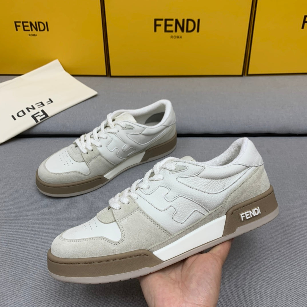 新款芬迪FENDI MATCH 男士白色麂皮低筒鞋Fendi Match緊湊設計運動鞋，鞋舌帶復古標籤。側邊飾有FF圖案縫線，鞋底Fendi字樣壓紋。灰白麂皮材質，搭配米色皮革細節。飾有白色毛圈鞋口和鞋帶。帶有米灰減震材質的橡膠包覆鞋底。配備用白色毛圈鞋帶碼數：39-40-41-42-43-44# 正常碼數原盒包裝