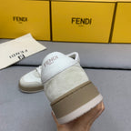 新款芬迪FENDI MATCH 男士白色麂皮低筒鞋Fendi Match緊湊設計運動鞋，鞋舌帶復古標籤。側邊飾有FF圖案縫線，鞋底Fendi字樣壓紋。灰白麂皮材質，搭配米色皮革細節。飾有白色毛圈鞋口和鞋帶。帶有米灰減震材質的橡膠包覆鞋底。配備用白色毛圈鞋帶碼數：39-40-41-42-43-44# 正常碼數原盒包裝