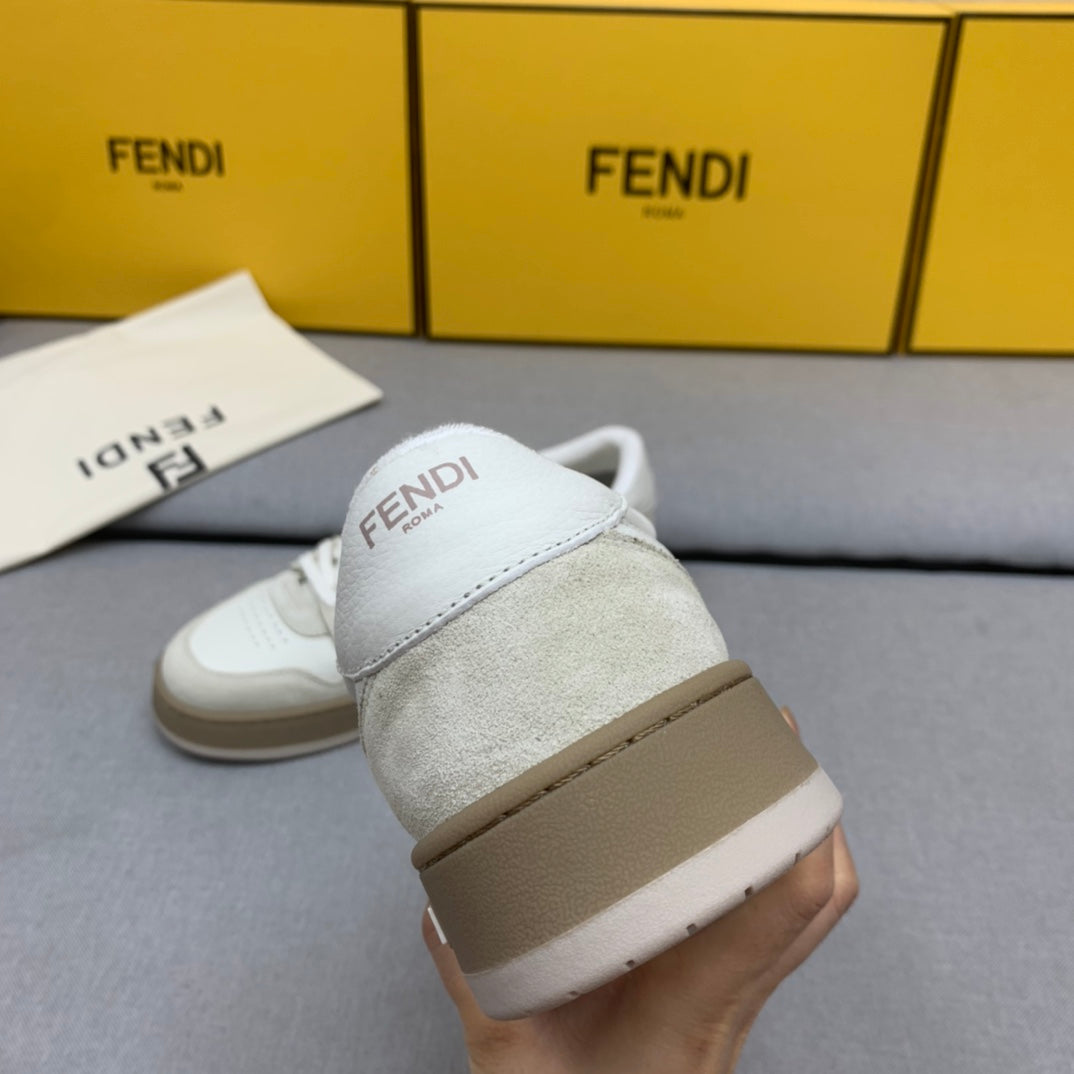 新款芬迪FENDI MATCH 男士白色麂皮低筒鞋Fendi Match緊湊設計運動鞋，鞋舌帶復古標籤。側邊飾有FF圖案縫線，鞋底Fendi字樣壓紋。灰白麂皮材質，搭配米色皮革細節。飾有白色毛圈鞋口和鞋帶。帶有米灰減震材質的橡膠包覆鞋底。配備用白色毛圈鞋帶碼數：39-40-41-42-43-44# 正常碼數原盒包裝