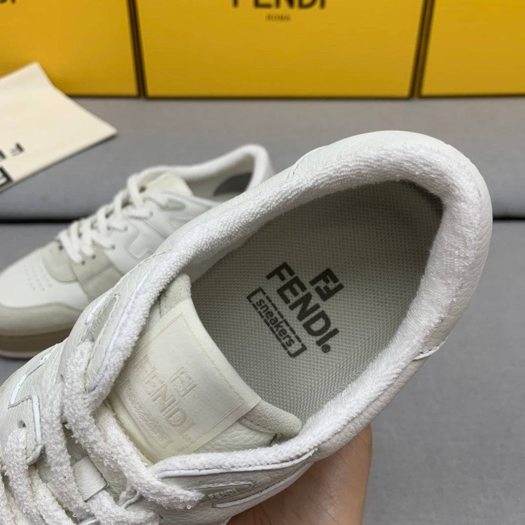 新款芬迪FENDI MATCH 男士白色麂皮低筒鞋Fendi Match緊湊設計運動鞋，鞋舌帶復古標籤。側邊飾有FF圖案縫線，鞋底Fendi字樣壓紋。灰白麂皮材質，搭配米色皮革細節。飾有白色毛圈鞋口和鞋帶。帶有米灰減震材質的橡膠包覆鞋底。配備用白色毛圈鞋帶碼數：39-40-41-42-43-44# 正常碼數原盒包裝