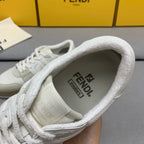 新款芬迪FENDI MATCH 男士白色麂皮低筒鞋Fendi Match緊湊設計運動鞋，鞋舌帶復古標籤。側邊飾有FF圖案縫線，鞋底Fendi字樣壓紋。灰白麂皮材質，搭配米色皮革細節。飾有白色毛圈鞋口和鞋帶。帶有米灰減震材質的橡膠包覆鞋底。配備用白色毛圈鞋帶碼數：39-40-41-42-43-44# 正常碼數原盒包裝