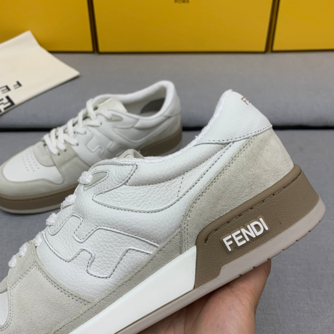 新款芬迪FENDI MATCH 男士白色麂皮低筒鞋Fendi Match緊湊設計運動鞋，鞋舌帶復古標籤。側邊飾有FF圖案縫線，鞋底Fendi字樣壓紋。灰白麂皮材質，搭配米色皮革細節。飾有白色毛圈鞋口和鞋帶。帶有米灰減震材質的橡膠包覆鞋底。配備用白色毛圈鞋帶碼數：39-40-41-42-43-44# 正常碼數原盒包裝
