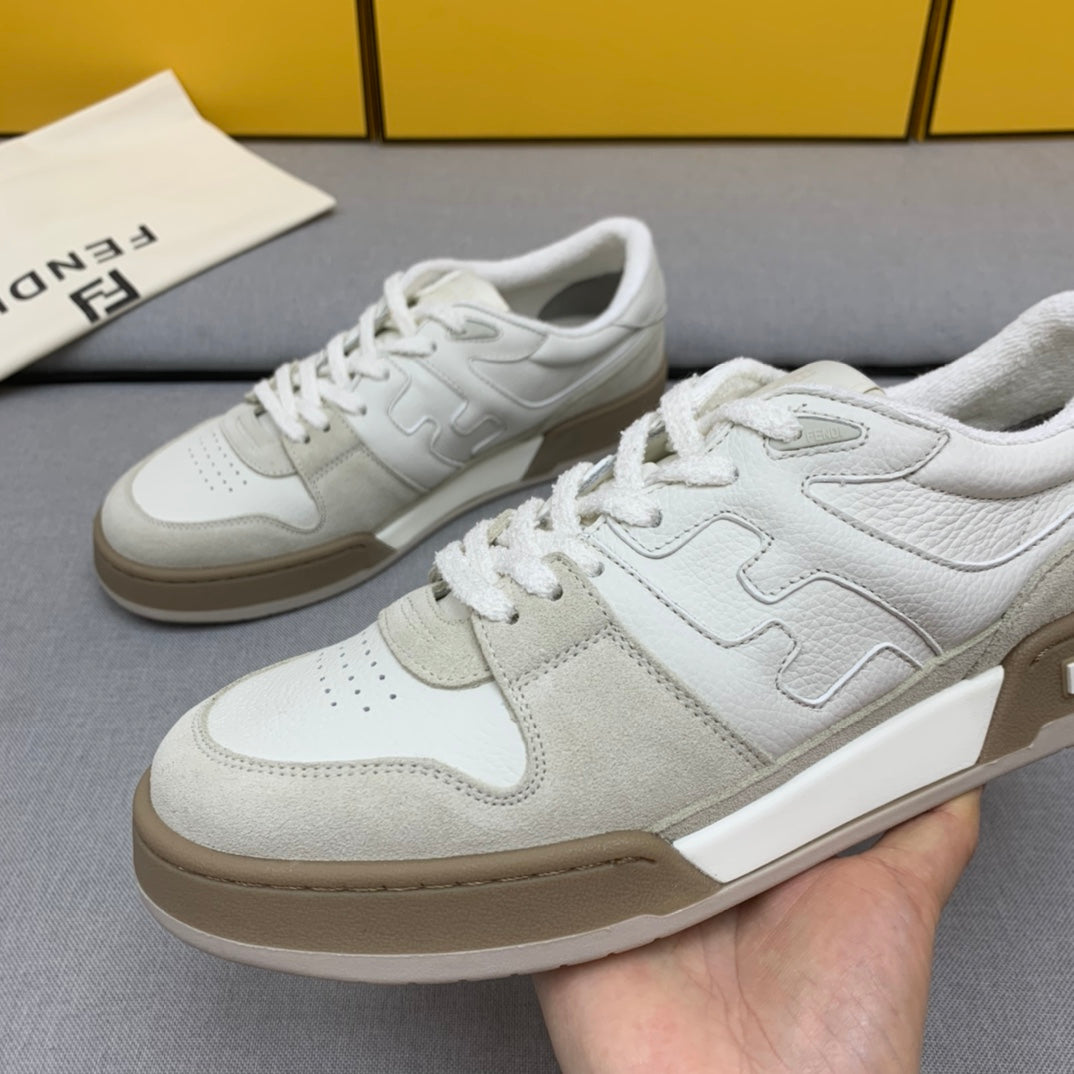 新款芬迪FENDI MATCH 男士白色麂皮低筒鞋Fendi Match緊湊設計運動鞋，鞋舌帶復古標籤。側邊飾有FF圖案縫線，鞋底Fendi字樣壓紋。灰白麂皮材質，搭配米色皮革細節。飾有白色毛圈鞋口和鞋帶。帶有米灰減震材質的橡膠包覆鞋底。配備用白色毛圈鞋帶碼數：39-40-41-42-43-44# 正常碼數原盒包裝