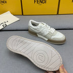 新款芬迪FENDI MATCH 男士白色麂皮低筒鞋Fendi Match緊湊設計運動鞋，鞋舌帶復古標籤。側邊飾有FF圖案縫線，鞋底Fendi字樣壓紋。灰白麂皮材質，搭配米色皮革細節。飾有白色毛圈鞋口和鞋帶。帶有米灰減震材質的橡膠包覆鞋底。配備用白色毛圈鞋帶碼數：39-40-41-42-43-44# 正常碼數原盒包裝