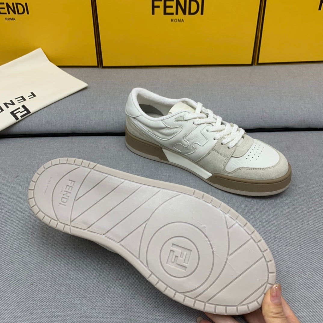 新款芬迪FENDI MATCH 男士白色麂皮低筒鞋Fendi Match緊湊設計運動鞋，鞋舌帶復古標籤。側邊飾有FF圖案縫線，鞋底Fendi字樣壓紋。灰白麂皮材質，搭配米色皮革細節。飾有白色毛圈鞋口和鞋帶。帶有米灰減震材質的橡膠包覆鞋底。配備用白色毛圈鞋帶碼數：39-40-41-42-43-44# 正常碼數原盒包裝