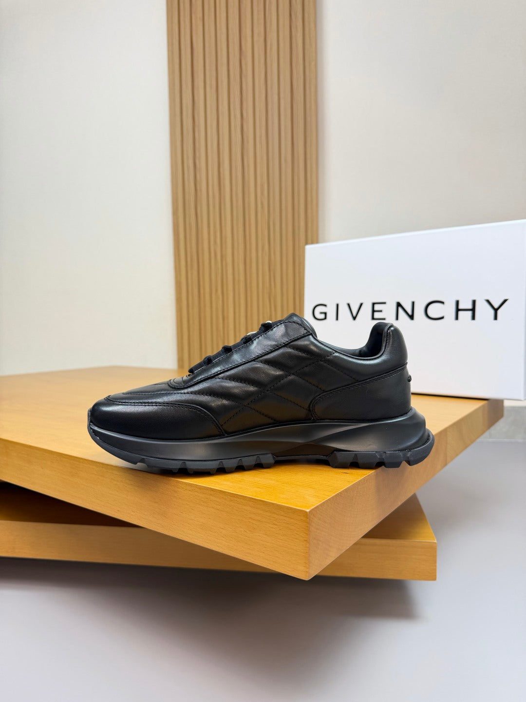【GIVENCHY】紀梵希💰 -高端品質原單·休閒運動鞋-鞋面；🔝反絨小牛皮、納帕小牛皮車縫線、鞋舌.空壓品牌logo、後跟.注塑品牌logo -內裡：水染牛皮-大底：超輕抽氣：39-44（38，45，可訂做)·GVC0137