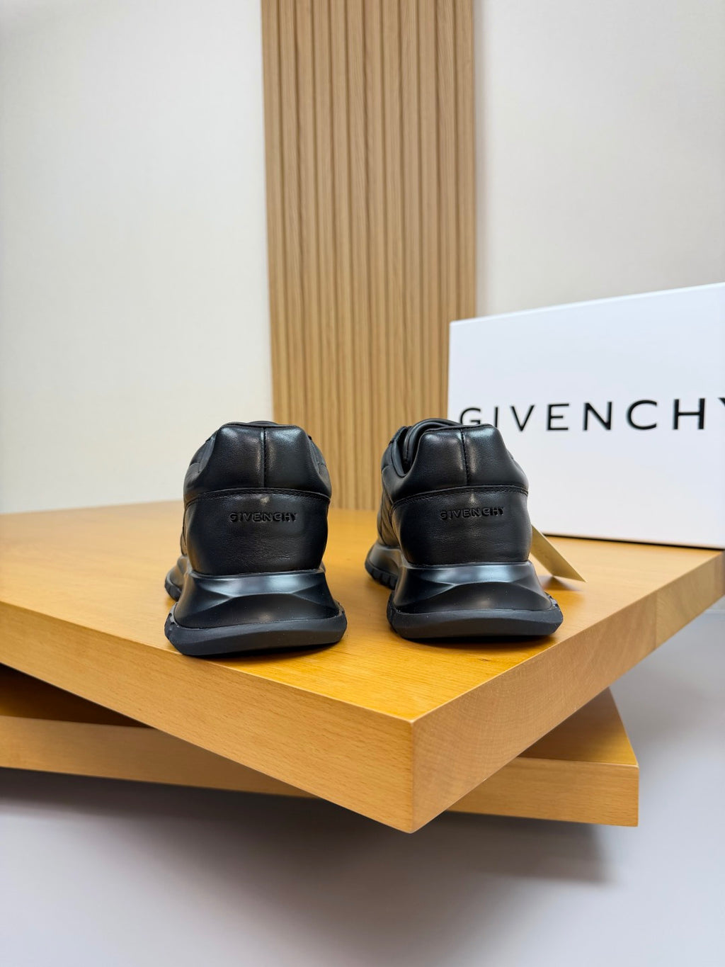 【GIVENCHY】紀梵希💰 -高端品質原單·休閒運動鞋-鞋面；🔝反絨小牛皮、納帕小牛皮車縫線、鞋舌.空壓品牌logo、後跟.注塑品牌logo -內裡：水染牛皮-大底：超輕抽氣：39-44（38，45，可訂做)·GVC0137