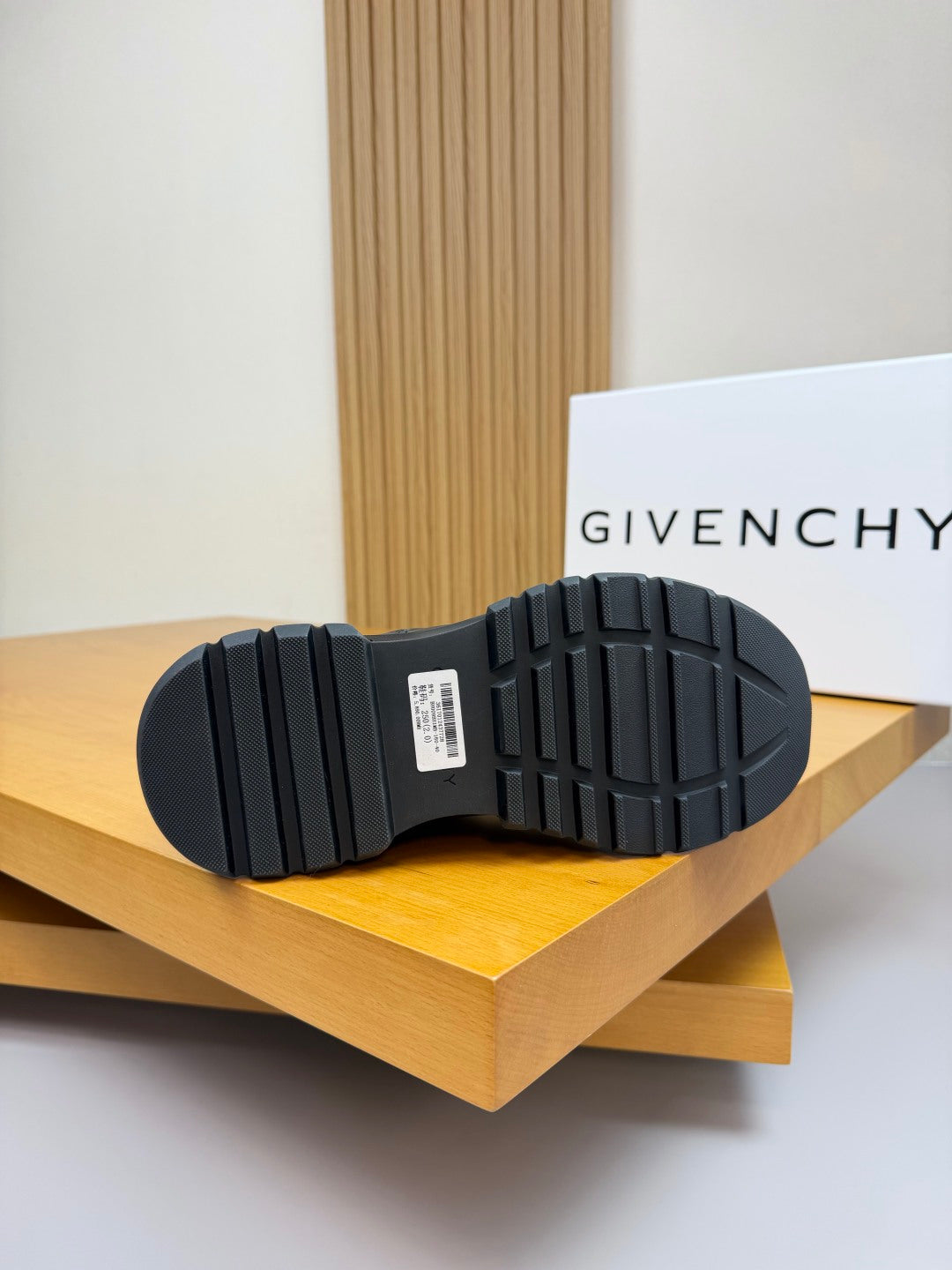 【GIVENCHY】紀梵希💰 -高端品質原單·休閒運動鞋-鞋面；🔝反絨小牛皮、納帕小牛皮車縫線、鞋舌.空壓品牌logo、後跟.注塑品牌logo -內裡：水染牛皮-大底：超輕抽氣：39-44（38，45，可訂做)·GVC0137