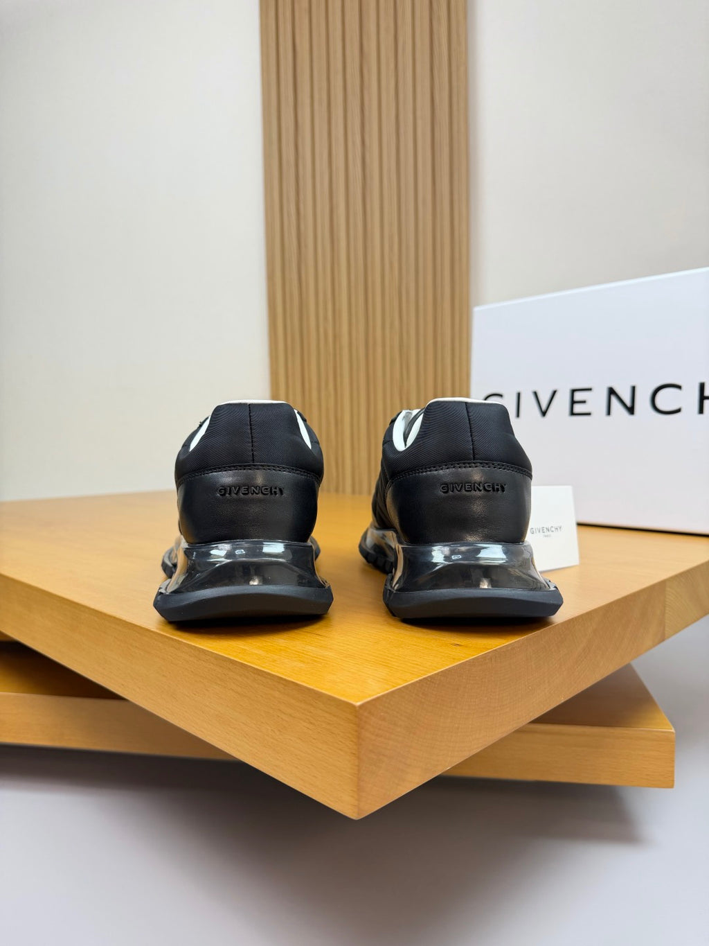 【GIVENCHY】紀梵希💰 -高端品質原單·休閒運動鞋-鞋面；🔝納帕小牛皮、品牌高絲光帆布車縫線、鞋舌.空壓品牌logo、後跟.注塑品牌logo -內裡：水染牛皮-大底：超高氣壓：39-44（38，45，可訂做)·GVC0137