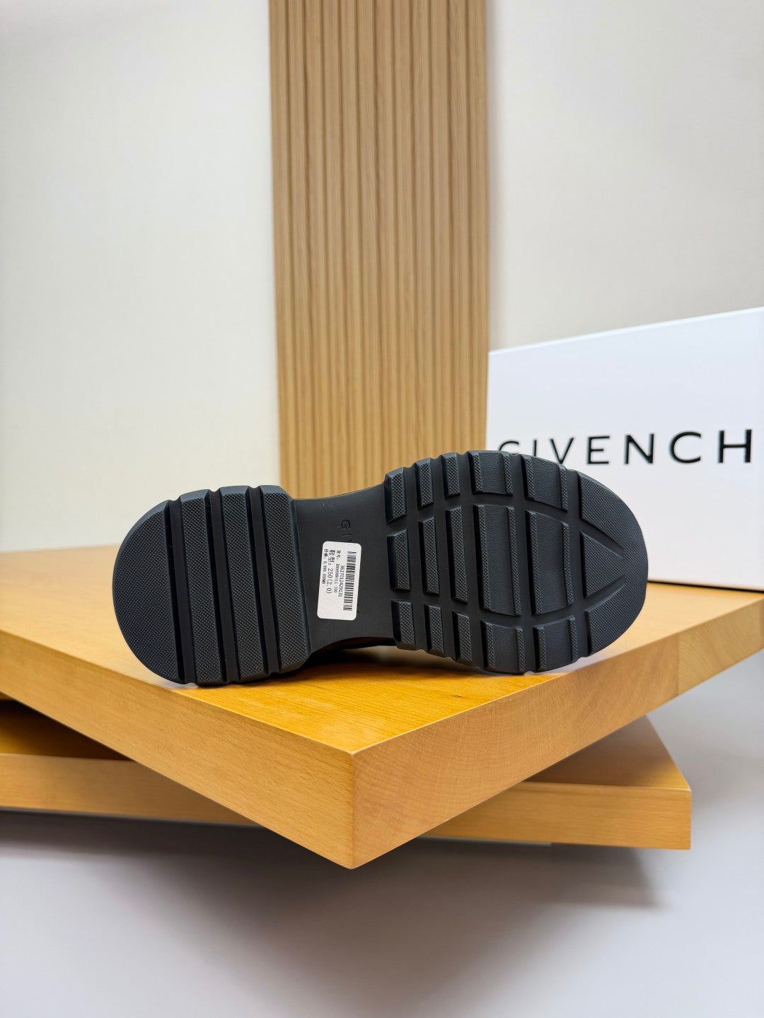 【GIVENCHY】紀梵希💰 -高端品質原單·休閒運動鞋-鞋面；🔝納帕小牛皮、品牌高絲光帆布車縫線、鞋舌.空壓品牌logo、後跟.注塑品牌logo -內裡：水染牛皮-大底：超高氣壓：39-44（38，45，可訂做)·GVC0137
