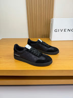 【GIVENCHY】紀梵希💰 -高端品質原單·休閒運動板鞋-鞋面：🔝反絨小牛皮、品牌圖騰布匹、鞋身絲網印刷品牌logo、鞋舌車縫品牌布標、後跟空壓品牌圖騰-內裡：水染牛皮-大底：原版TPR.版本； ：39-44(38.45.46.可訂做)·GVC0148