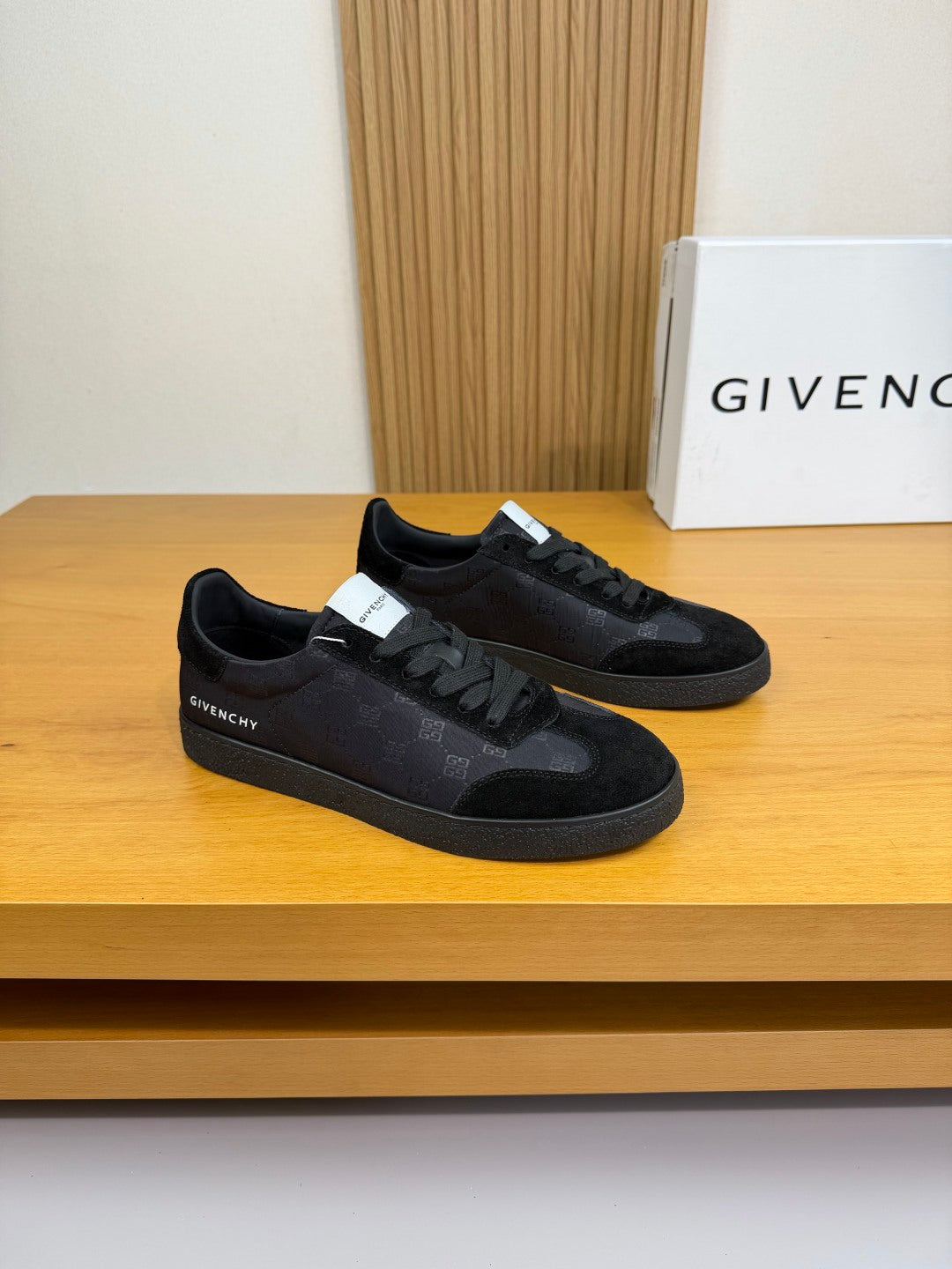 【GIVENCHY】紀梵希💰 -高端品質原單·休閒運動板鞋-鞋面：🔝反絨小牛皮、品牌圖騰布匹、鞋身絲網印刷品牌logo、鞋舌車縫品牌布標、後跟空壓品牌圖騰-內裡：水染牛皮-大底：原版TPR.版本； ：39-44(38.45.46.可訂做)·GVC0148