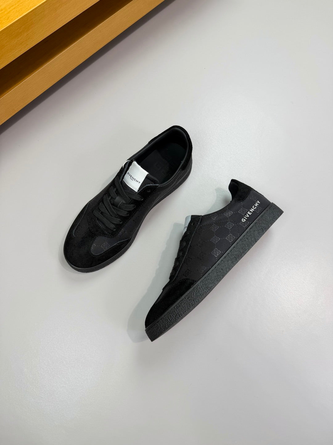 【GIVENCHY】紀梵希💰 -高端品質原單·休閒運動板鞋-鞋面：🔝反絨小牛皮、品牌圖騰布匹、鞋身絲網印刷品牌logo、鞋舌車縫品牌布標、後跟空壓品牌圖騰-內裡：水染牛皮-大底：原版TPR.版本； ：39-44(38.45.46.可訂做)·GVC0148