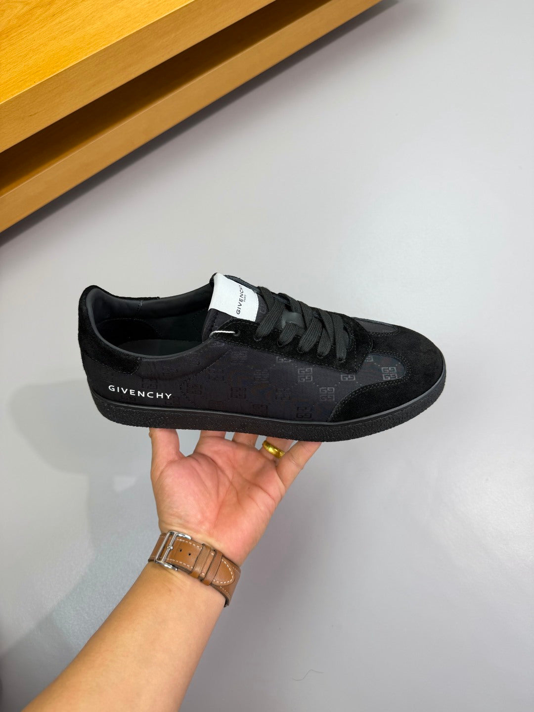 【GIVENCHY】紀梵希💰 -高端品質原單·休閒運動板鞋-鞋面：🔝反絨小牛皮、品牌圖騰布匹、鞋身絲網印刷品牌logo、鞋舌車縫品牌布標、後跟空壓品牌圖騰-內裡：水染牛皮-大底：原版TPR.版本； ：39-44(38.45.46.可訂做)·GVC0148